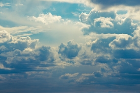 蓝色天空层层卷积云图片